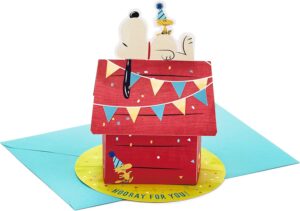 Carte d’anniversaire pop-up Peanuts Snoopy sur sa niche en 3D